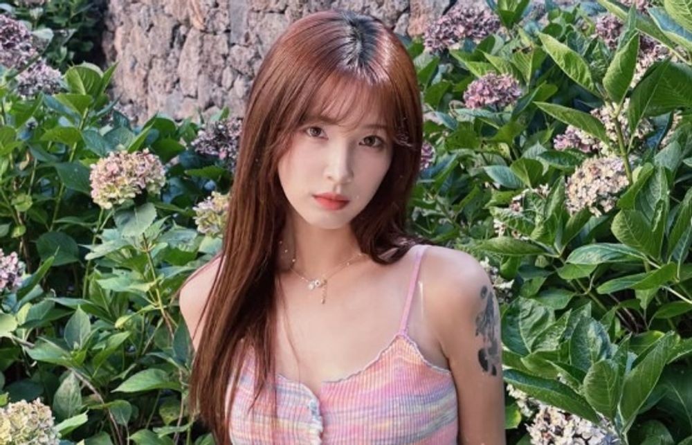 노란 수영복에 섹시한 몸매 어필하는 존예 처자