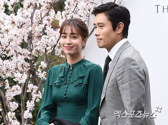 노란 수영복에 섹시한 몸매 어필하는 존예 처자