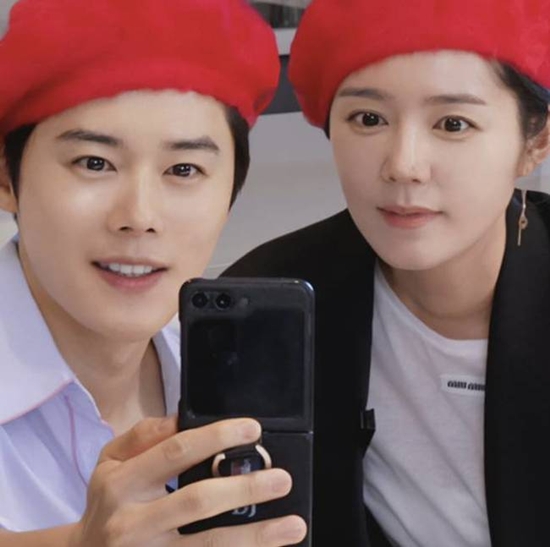 노란 수영복에 섹시한 몸매 어필하는 존예 처자