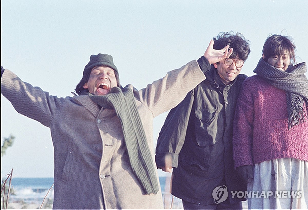 노란 수영복에 섹시한 몸매 어필하는 존예 처자