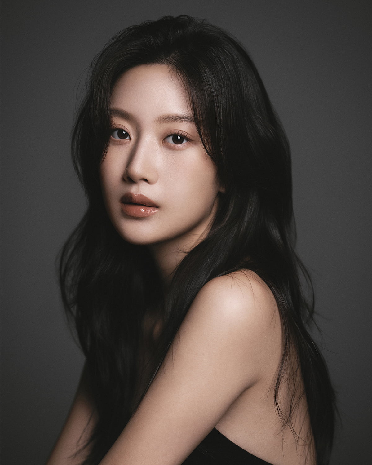 노란 수영복에 섹시한 몸매 어필하는 존예 처자