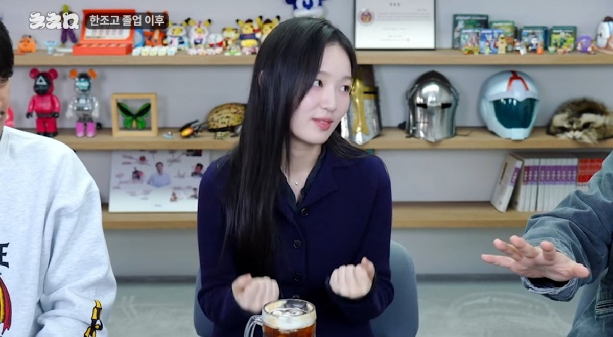 노란 수영복에 섹시한 몸매 어필하는 존예 처자