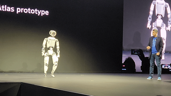 세계 최대 가전·정보기술 전시회 'CES 2026' 개막을 하루 앞둔 5일(현지시각) 미국 라스베이거스 만달레이베이에서 열린 현대차그룹 프레스 컨퍼런스에서 차세대 전동식 아틀라스가 무대를 걸어나오고 있다./영상=도다솔 기자