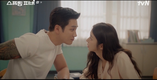 노란 수영복에 섹시한 몸매 어필하는 존예 처자