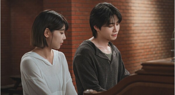 노란 수영복에 섹시한 몸매 어필하는 존예 처자