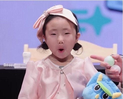 노란 수영복에 섹시한 몸매 어필하는 존예 처자