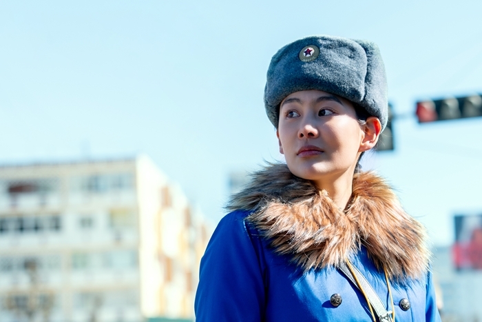 노란 수영복에 섹시한 몸매 어필하는 존예 처자