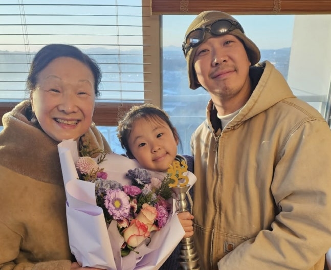 노란 수영복에 섹시한 몸매 어필하는 존예 처자