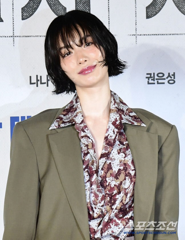 노란 수영복에 섹시한 몸매 어필하는 존예 처자