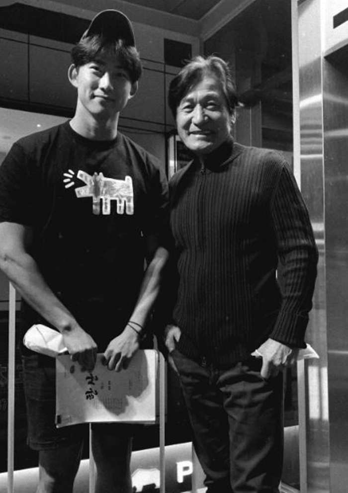 노란 수영복에 섹시한 몸매 어필하는 존예 처자