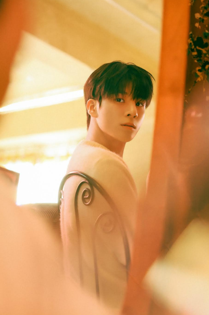 노란 수영복에 섹시한 몸매 어필하는 존예 처자