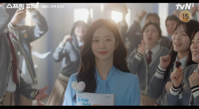 노란 수영복에 섹시한 몸매 어필하는 존예 처자