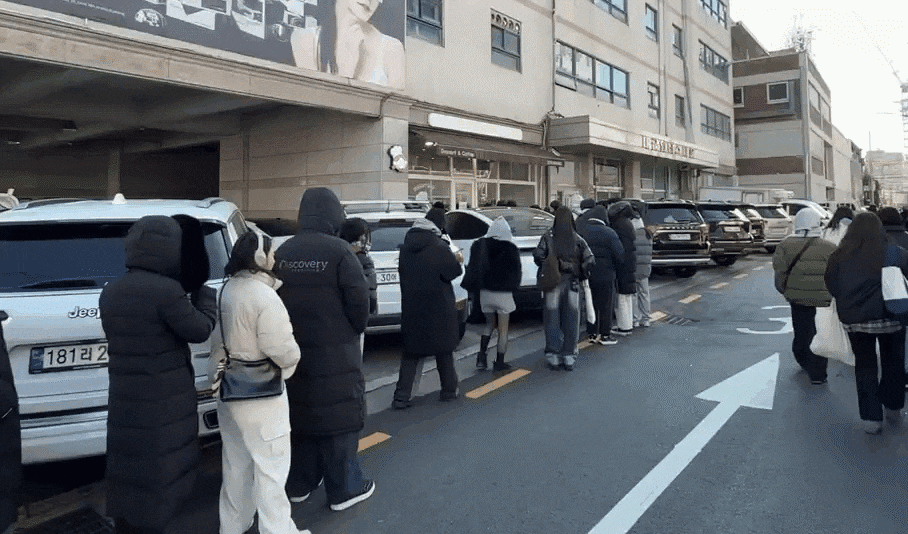 2일 서울 성동구 성수동의 한 디저트 매장 앞에서 두바이쫀득쿠키를 사기 위해 시민들이 줄을 서고 있다. /이호준 기자