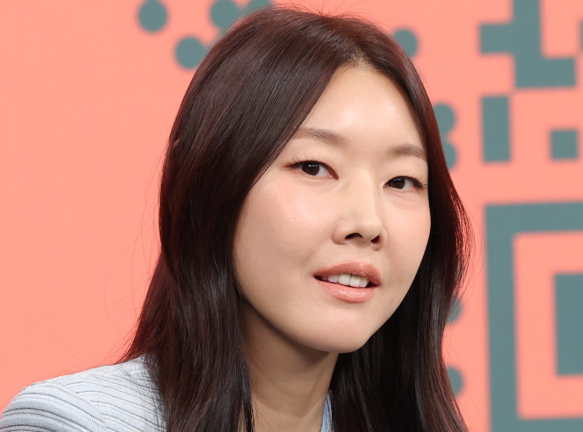 노란 수영복에 섹시한 몸매 어필하는 존예 처자