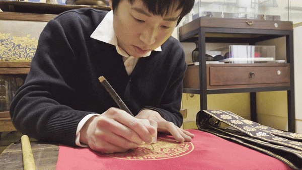 최근 김씨는 용 문양 금박을 작업하고 있다. 금박을 섬세한 도구로 다시 다듬는 과정이라고 한다. /김관래 기자