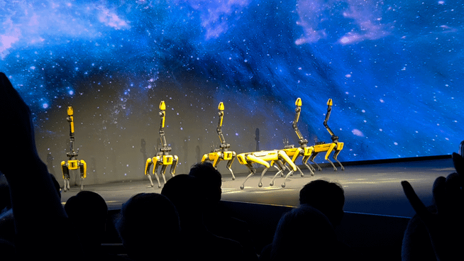 5일(현지시간) 미국 라스베이거스 만달레이 베이 컨벤션 센터에서 열린 CES 2026 현대자동차그룹 미디어 데이에서 보스턴다이내믹스의 로봇개 스팟이 K-팝 음악에 맞춰 군무 퍼포먼스를 선보이고 있다. ⓒ데일리안 정진주 기자