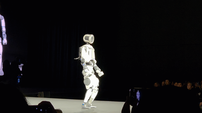 5일(현지시간) 미국 라스베이거스 만달레이 베이 컨벤션 센터에서 열린 CES 2026 현대자동차그룹 미디어 데이에서 차세대 전동식 휴머노이드 로봇 아틀라스가 무대 위로 걸어 나와 관객을 향해 손을 흔들고 있다. ⓒ데일리안 정진주 기자