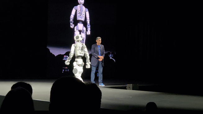 5일(현지시간) 미국 라스베이거스 만달레이 베이 컨벤션 센터에서 열린 CES 2026 현대자동차그룹 미디어 데이에서 차세대 전동식 휴머노이드 로봇 아틀라스가 무대 위로 걸어 나와 관객을 향해 손을 흔들고 있다. ⓒ데일리안 정진주 기자