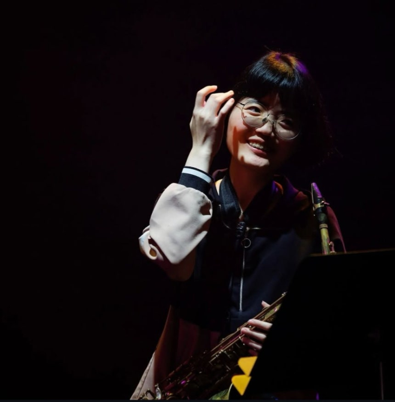 노란 수영복에 섹시한 몸매 어필하는 존예 처자