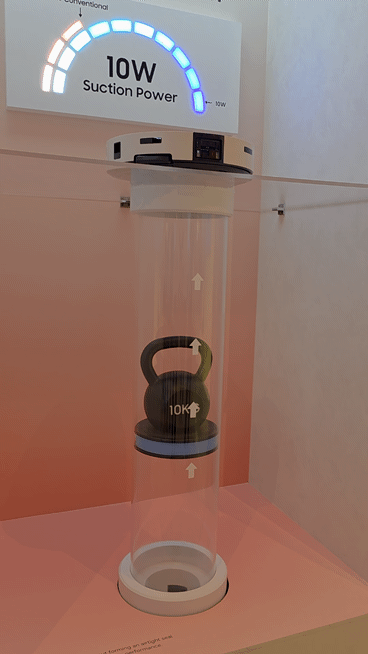 삼성전자가 지난 4일(현지시간) 미국 라스베이거스 윈호텔에 마련한 CES 2026 단독 전시관에서 공개한 로봇청소기 신제품 '비스포크 AI 제트 봇 콤보'. 영상=김대영 기자