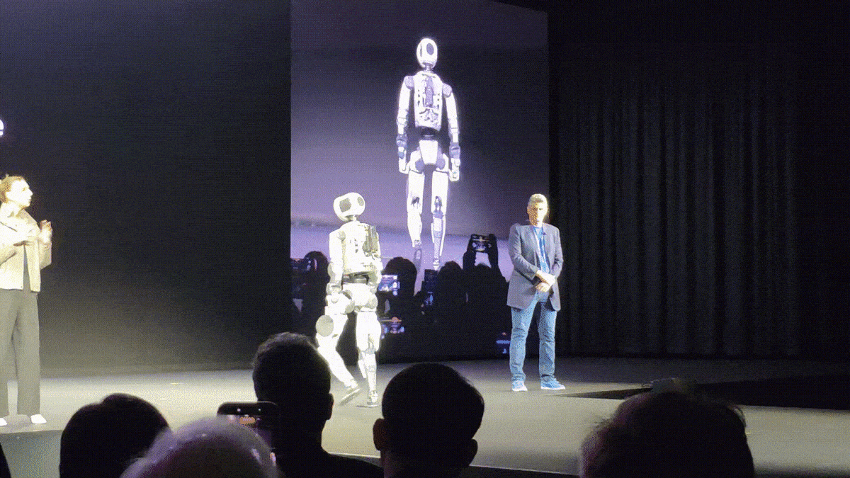 보스턴다이내믹스의 휴머노이드 로봇 ‘아틀라스 연구형 모델’이 5일(현지시간) 미국 라스베이거스 마리나베이 컨벤션센터에서 열린 CES 2026 미디어데이에서 ‘아틀라스 개발형 모델’을 소개하러 걸어가고 있다. 오동욱 기자