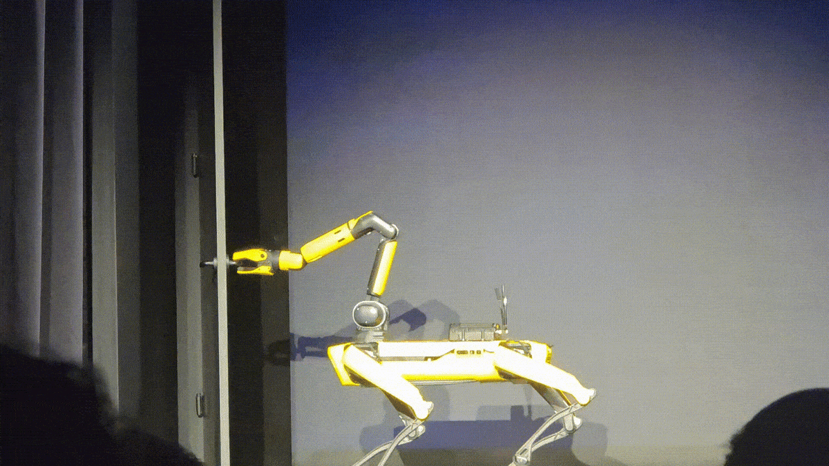 세계 최대 정보통신(IT) 전시회 ‘CES 2026’을 하루 앞둔 5일(현지시간) 미국 라스베이거스 만달레이베이 컨벤션센터에서 보스턴 다이내믹스의 로봇 ‘스팟’이 메리 프레인 보스턴다이내믹스 매니저에게 문을 열어주고 있다. 오동욱 기자