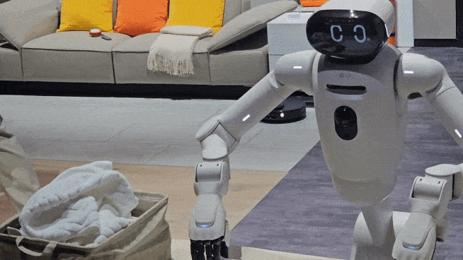 LG전자의 홈 로봇 ‘클로이드’가 CES 2026 개막 전날인 5일(현지시간) 미국 라스베이거스의 전시관에서 수건을 개고 있다. 최민지 기자