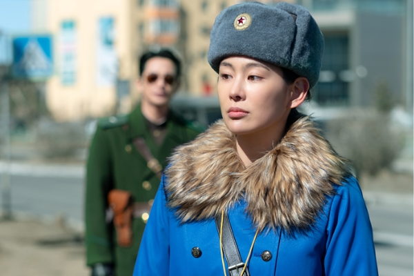 노란 수영복에 섹시한 몸매 어필하는 존예 처자