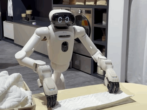 LG전자의 홈로봇 'LG 클로이드'가 빨래는 개는 모습 /사진=김남이 기자