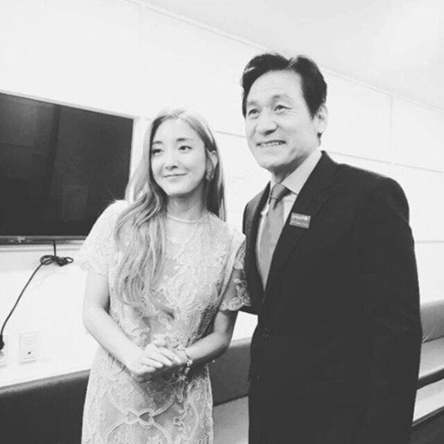 노란 수영복에 섹시한 몸매 어필하는 존예 처자