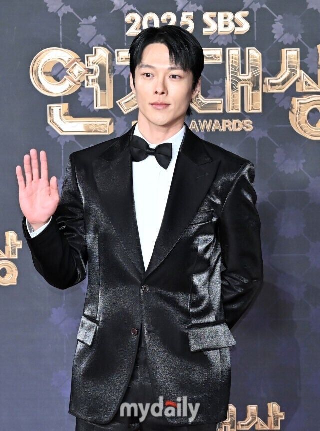 노란 수영복에 섹시한 몸매 어필하는 존예 처자