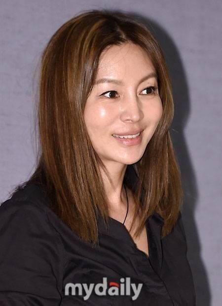 노란 수영복에 섹시한 몸매 어필하는 존예 처자