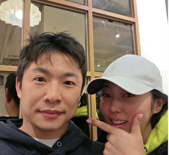 노란 수영복에 섹시한 몸매 어필하는 존예 처자