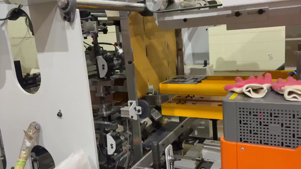 해들녘이 CU 고구마를 위해 개발한 전용 박스가 기계를 통해 접히고 있다. 박연수 기자