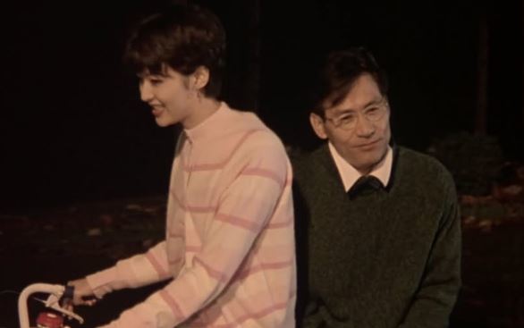 노란 수영복에 섹시한 몸매 어필하는 존예 처자