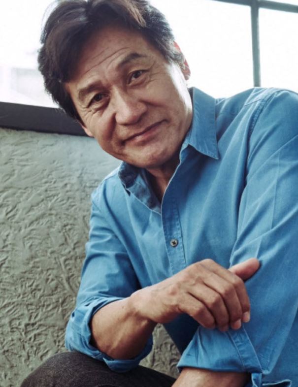 노란 수영복에 섹시한 몸매 어필하는 존예 처자