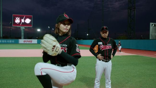 노란 수영복에 섹시한 몸매 어필하는 존예 처자