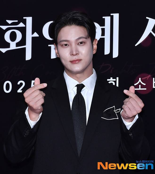 노란 수영복에 섹시한 몸매 어필하는 존예 처자