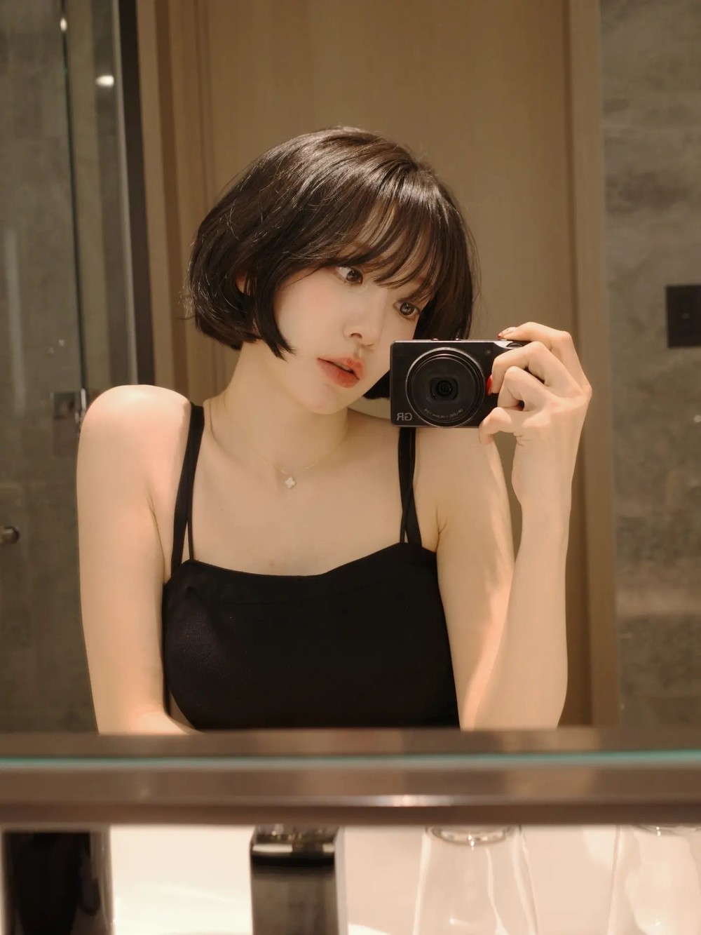 노란 수영복에 섹시한 몸매 어필하는 존예 처자