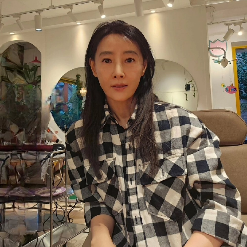 노란 수영복에 섹시한 몸매 어필하는 존예 처자