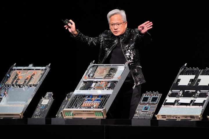 젠슨 황·리사 수, 같은 날 신형 칩 공개…'AI 정면승부'[CES 2026]