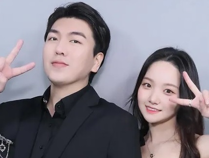 노란 수영복에 섹시한 몸매 어필하는 존예 처자