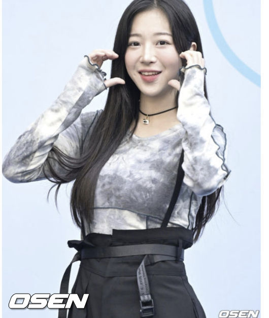 노란 수영복에 섹시한 몸매 어필하는 존예 처자