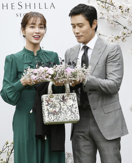 노란 수영복에 섹시한 몸매 어필하는 존예 처자