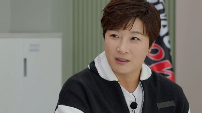 노란 수영복에 섹시한 몸매 어필하는 존예 처자