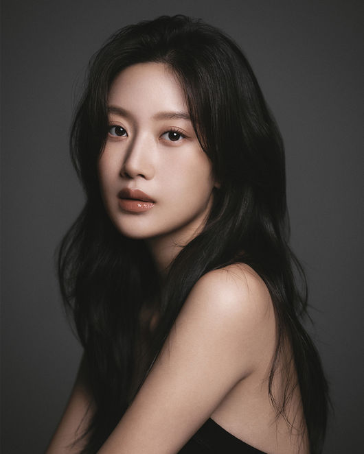 노란 수영복에 섹시한 몸매 어필하는 존예 처자