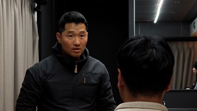 노란 수영복에 섹시한 몸매 어필하는 존예 처자