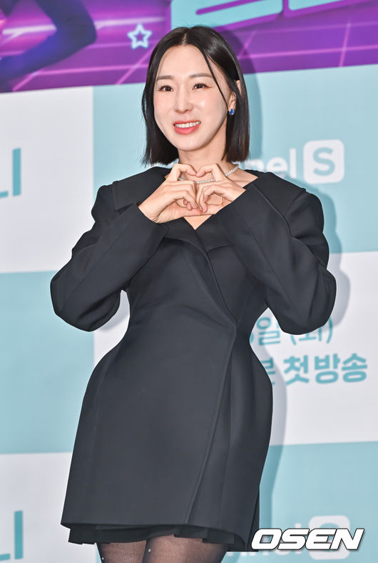 노란 수영복에 섹시한 몸매 어필하는 존예 처자