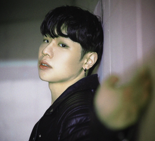 노란 수영복에 섹시한 몸매 어필하는 존예 처자