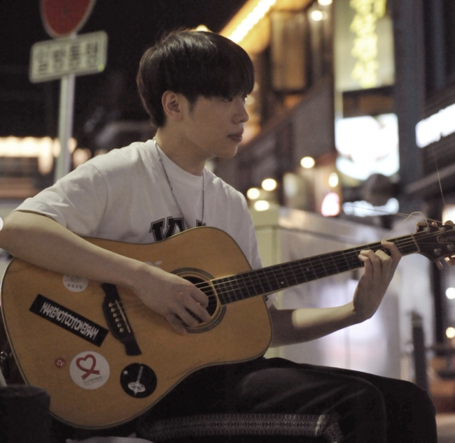 노란 수영복에 섹시한 몸매 어필하는 존예 처자